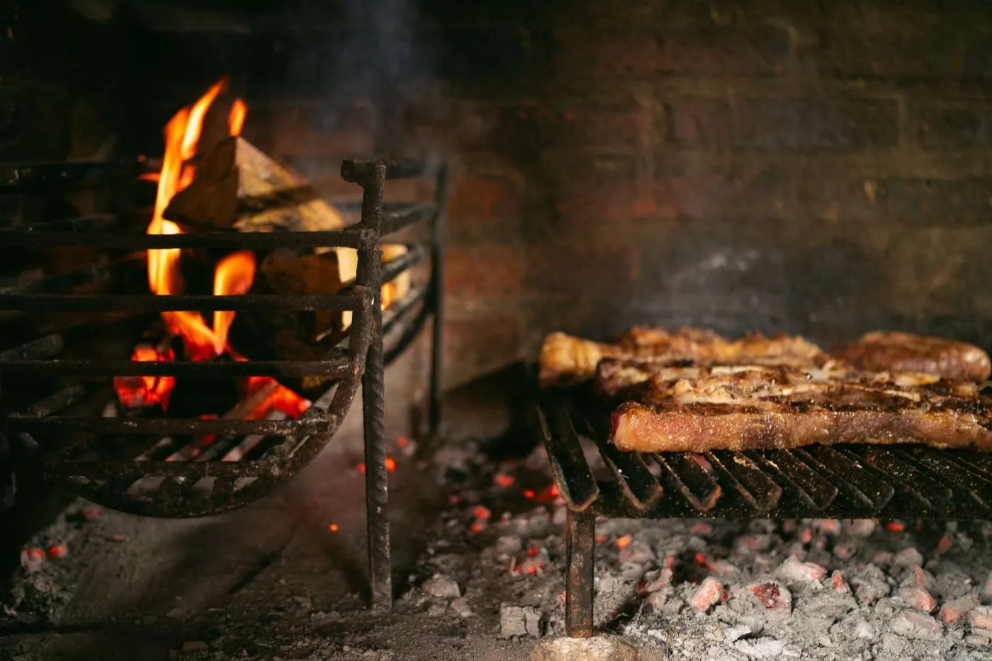 Carne alla griglia sul tagliere